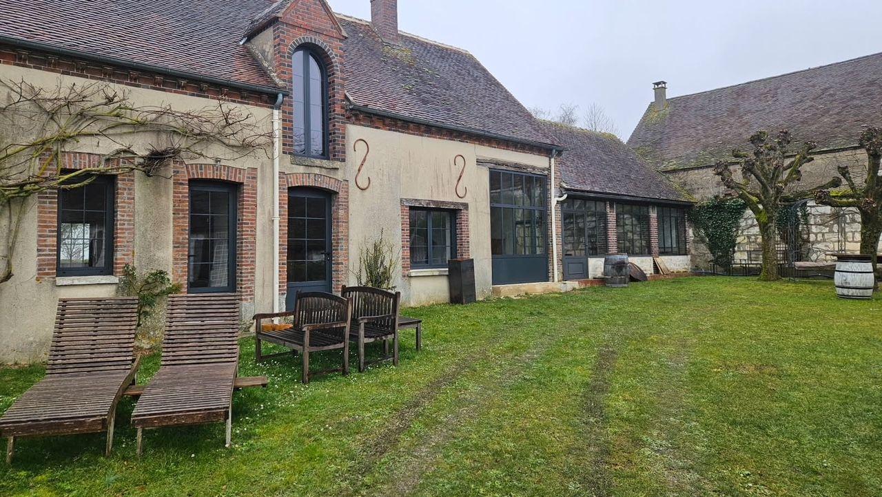 Menuiseries Markovic sur une maison en pierre : fenêtres et portes vitrées